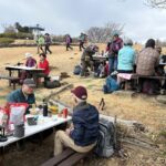 このグループが一番早く始めていました。後ろにはたった今到着のグループも