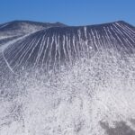 荒々しい火口付近の斜面の溝、うっすらと積もる雪、まさに粉砂糖を振りかけたガトーショコラです