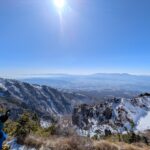 春霞の遠方の山々を望む